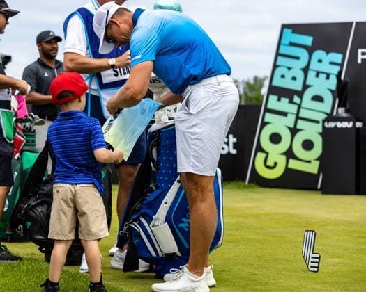 May 28, 2023, Potomac Falls, Virginia, USA: HENRIL STENSON signs an autograph just before beginning the final round of the LIV Golf DC event at Trump National Golf Club. Potomac Falls USA - ZUMAb237 20230528_znp_b237_020 Copyright: xRobertxBlakleyx