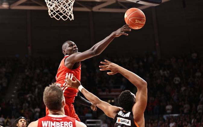 Isaac Bonga (Bayern Basketball, 9) blockt einen Ball. GER, FC Bayern Basketball vs. ratiopharm ulm, Basketball, 1.Bundesliga, Halbfinale Spiel 2, Saison 2022 2023, 30.05.2023, GER, FC Bayern Basketball vs. ratiopharm ulm, Basketball, 1.Bundesliga, Halbfinale Spiel 2, Saison 2022 2023, 30.05.2023, Muenchen Copyright: xEibner-Pressefoto MarcelxEngelbrechtx EP_MET
