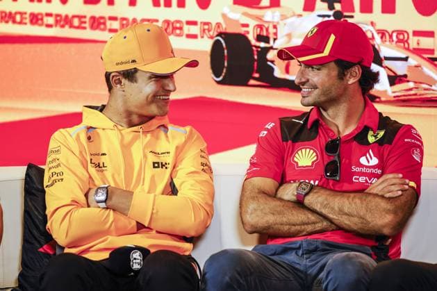 NORRIS Lando (gbr), McLaren F1 Team MCL60, portrait SAINZ Carlos (spa), Scuderia Ferrari SF-23, portrait during the Formula 1 AWS Gran Premio de Espana 2023, 7th round of the 2023 Formula One World Championship, WM, Weltmeisterschaft from June 2 to 4, 2023 on the Circuit de Barcelona-Catalunya, in Montmelo, Spain - F1 - SPANISH GRAND PRIX 2023 DPPI Panoramic 00123014__R5_6852_1