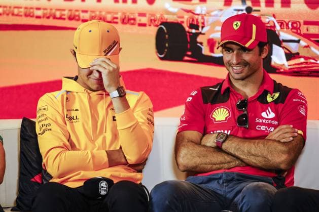 Sport Bilder des Tages NORRIS Lando (gbr), McLaren F1 Team MCL60, portrait SAINZ Carlos (spa), Scuderia Ferrari SF-23, portrait during the Formula 1 AWS Gran Premio de Espana 2023, 7th round of the 2023 Formula One World Championship, WM, Weltmeisterschaft from June 2 to 4, 2023 on the Circuit de Barcelona-Catalunya, in Montmelo, Spain - F1 - SPANISH GRAND PRIX 2023 DPPI Panoramic 00123014__R5_6857_1