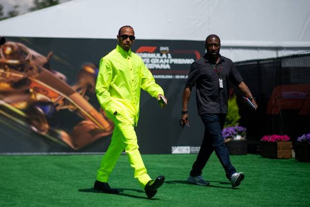Lewis Hamilton (UK, Mercedes AMG Petronas F1 Team, 44) kommt mit neon gruenem Anzug in das Fahrerlager, ESP, Formel 1 Weltmeisterschaft, Grand Prix von Spanien, Circuit de Barcelona Catalunya, Freies Training, 02.06.2023 ESP, Formel 1 Weltmeisterschaft, Grand Prix von Spanien, Circuit de Barcelona Catalunya, Freies Training, 02.06.2023 Montmelo Copyright: xEibner Memmlerx EP_MMR
