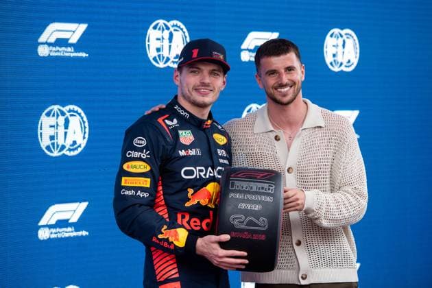 Max Verstappen (NED, Oracle Red Bull Racing, 01) mit Pirelli Pole Position Award ueberreicht von Mason Mount (Fußball Profi, Chelsea London), ESP, Formel 1 Weltmeisterschaft, Grand Prix von Spanien, Circuit de Barcelona Catalunya, 3. freies Training und Qualifying, 03.06.2023 ESP, Formel 1 Weltmeisterschaft, Grand Prix von Spanien, Circuit de Barcelona Catalunya, 3. freies Training und Qualifying, 03.06.2023 Montmelo Copyright: xEibner Memmlerx EP_MMR