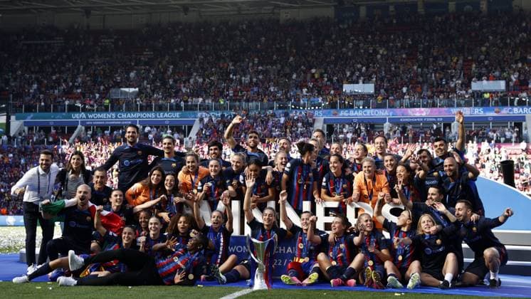 EINDHOVEN - FC Barcelona, Barca with the UEFA Women s Champions League trophy. FC Barcelona women goalkeeper Sandra Panos, Irene Paredes of FC Barcelona, Laia Codina of FC Barcelona, Mapi Leon of FC Barcelona women, Jana Fernandez of FC Barcelona, Claudia Pina of FC Barcelona, Ana-Maria Crnogorcevic of FC Barcelona, Marta Torrejon Moya or FC Barcelona, Maria Francesca Caldentey Oliver of FC Barcelona, Caroline Graham Hansen of FC Barcelona, Alexia Putellas Segura of FC Barcelona, Patricia Guijarro Gutierrez of FC Barcelona, FC Barcelona goalkeeper Catalina Coll, Aitana Bonmati of FC Barcelona, Lucy Bronze of FC Barcelona, Fridolina Rolfo or FC Barcelona, Salma Paralluelo or FC Barcelona, Geyse or FC Barcelona, Bruna Vilamala or FC Barcelona, Asisat Oshoala or FC Barcelona, Keira Walsh or FC Barcelona, Nuria Rabano or FC Barcelona, Ingrid Syrstad Engen or FC Barcelona, FC Barcelona goalkeeper Gemma Font, Emma Ramirez of FC Barcelona, Maria Perez of FC Barcelona, Vicky Lopez of FC Barcelona, FC Barcelona coach Jonatan Giraldez after the UEFA Champions League Final for Women between FC Barcelona and VfL Wolfsburg at Phillips stadium on June 3 2023 in Eindhoven, the Netherlands. ANP MAURICE VAN STONE Women s UEFA Champions League FINAL 2022 2023 xVIxANPxSportx xxANPxIVx 470816211 originalFilename: 470816211.jpg