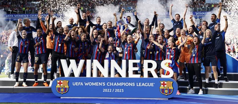 EINDHOVEN - FC Barcelona, Barca with the UEFA Women s Champions League trophy. FC Barcelona women goalkeeper Sandra Panos, Irene Paredes of FC Barcelona, Laia Codina of FC Barcelona, Mapi Leon of FC Barcelona women, Jana Fernandez of FC Barcelona, Claudia Pina of FC Barcelona, Ana-Maria Crnogorcevic of FC Barcelona, Marta Torrejon Moya or FC Barcelona, Maria Francesca Caldentey Oliver of FC Barcelona, Caroline Graham Hansen of FC Barcelona, Alexia Putellas Segura of FC Barcelona, Patricia Guijarro Gutierrez of FC Barcelona, FC Barcelona goalkeeper Catalina Coll, Aitana Bonmati of FC Barcelona, Lucy Bronze of FC Barcelona, Fridolina Rolfo or FC Barcelona, Salma Paralluelo or FC Barcelona, Geyse or FC Barcelona, Bruna Vilamala or FC Barcelona, Asisat Oshoala or FC Barcelona, Keira Walsh or FC Barcelona, Nuria Rabano or FC Barcelona, Ingrid Syrstad Engen or FC Barcelona, FC Barcelona goalkeeper Gemma Font, Emma Ramirez of FC Barcelona, Maria Perez of FC Barcelona, Vicky Lopez of FC Barcelona, FC Barcelona coach Jonatan Giraldez after the UEFA Champions League Final for Women between FC Barcelona and VfL Wolfsburg at Phillips stadium on June 3 2023 in Eindhoven, the Netherlands. ANP MAURICE VAN STONE Women s UEFA Champions League FINAL 2022 2023 xVIxANPxSportx xxANPxIVx 470817712 originalFilename: 470817712.jpg