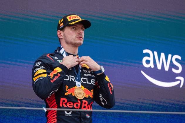 Max Verstappen (NED, Oracle Red Bull Racing, 01) jubelt auf auf dem Podium ueber den Sieg und hat eine Goldmedaille bekommen, ESP, Formel 1 Weltmeisterschaft, Grand Prix von Spanien, Circuit de Barcelona Catalunya, Rennen, 04.06.2023 ESP, Formel 1 Weltmeisterschaft, Grand Prix von Spanien, Circuit de Barcelona Catalunya, Rennen, 04.06.2023 Montmelo Copyright: xEibner Memmlerx EP_MMR