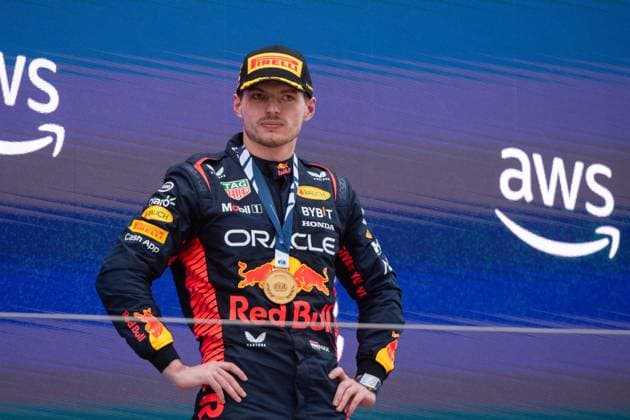 Max Verstappen (NED, Oracle Red Bull Racing, 01) jubelt auf auf dem Podium ueber den Sieg und hat eine Goldmedaille bekommen, ESP, Formel 1 Weltmeisterschaft, Grand Prix von Spanien, Circuit de Barcelona Catalunya, Rennen, 04.06.2023 ESP, Formel 1 Weltmeisterschaft, Grand Prix von Spanien, Circuit de Barcelona Catalunya, Rennen, 04.06.2023 Montmelo Copyright: xEibner Memmlerx EP_MMR