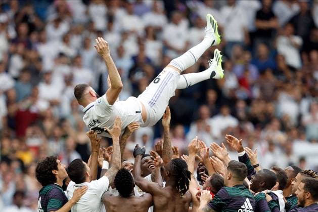 Mandatory Credit: Photo by Pressinphoto Shutterstock (13947407m) Karim Benzema of Real Madrid CF with his teammates Real Madrid v Athletic Club, La Liga 2022-2023, date 38. Football, Santiago Bernabeu Stadium, Madrid, Spain - 4 June 2023 EDITORIAL USE ONLY No use with unauthorised audio, video, data, fixture lists (outside the EU), club league logos or live services. Online in-match use limited to 45 images (+15 in extra time). No use to emulate moving images. No use in betting, games or single club league player publications services. Real Madrid v Athletic Club, La Liga 2022-2023, date 38. Football, Santiago Bernabeu Stadium, Madrid, Spain - 4 June 2023 EDITORIAL USE ONLY No use with unauthorised audio, video, data, fixture lists (outside the EU), club league logos or live services. Online in-match use limited to 45 images (+15 in extra time). No use to emulate moving images. No use in betting, games or Copyright: xPressinphoto Shutterstockx 13947407m