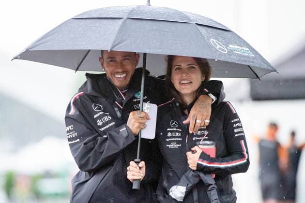Sport Bilder des Tages Lewis Hamilton (UK, Mercedes AMG Petronas F1 Team, 44) unter dem Regenschirm mit seiner Pressesprecherin, CAN, Formel 1 Weltmeisterschaft, Grand Prix von Kanada, Circuit de Gilles Villeneuve Montreal, Media Day, 15.06.2023 CAN, Formel 1 Weltmeisterschaft, Grand Prix von Kanada, Circuit Gilles Villeneuve Montreal, Media Day, 15.06.2023 Montreal Copyright: xEibner Memmlerx EP_MMR