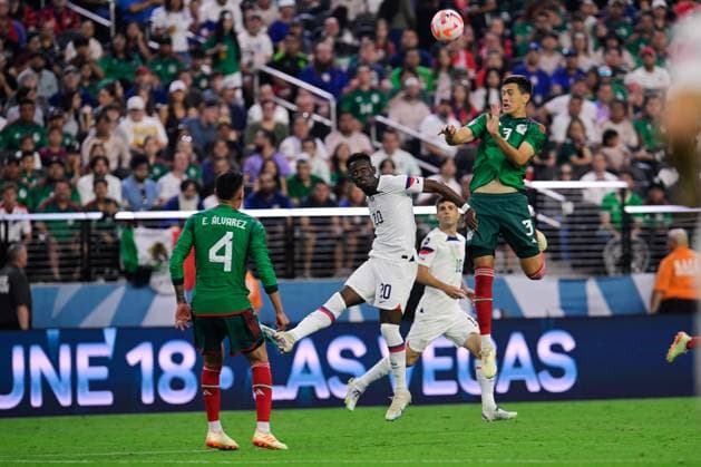 RECORD DATE NOT STATED CONCACAF NATIONS LEAGUE 2022-2023 United States vs Mexico SF (L-R), Folarin Balogun of USA and Cesar Montes of Mexico during the game United States (USA) vs Mexico (Mexican national team, Nationalteam , corresponding to Semifinals of Final Four of the CONCACAF Nations League 2022-2023, at Allegiant Stadium, on June 15, 2023. <br><br> (I-D), Folarin Balogun de USA y Cesar Montes de Mexico durante el partido Estados Unidos (EUA) vs Mexico (Seleccion Mexicana), correspondiente a Semifinales del Final Four de la Liga de Naciones CONCACAF 2022-2023, en el Allegiant Stadium, el 15 de junio de 2023. LAS VEGAS NEVADA ESTADOS UNIDOS Copyright: xJorgexMartinezx 20230615212045_CNL_23_SF_USA_MEX_MONTES115