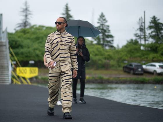Lewis Hamilton (UK, Mercedes AMG Petronas F1 Team, 44)kommt mit neuer Mode im Fahrerlager an, CAN, Formel 1 Weltmeisterschaft, Grand Prix von Kanada, Circuit de Gilles Villeneuve Montreal, Ankunft der Fahrer, 17.06.2023 CAN, Formel 1 Weltmeisterschaft, Grand Prix von Kanada, Circuit de Gilles Villeneuve Montreal, Ankunft der Fahrer, 17.06.2023 Montreal Copyright: xEibner Memmlerx EP_MMR