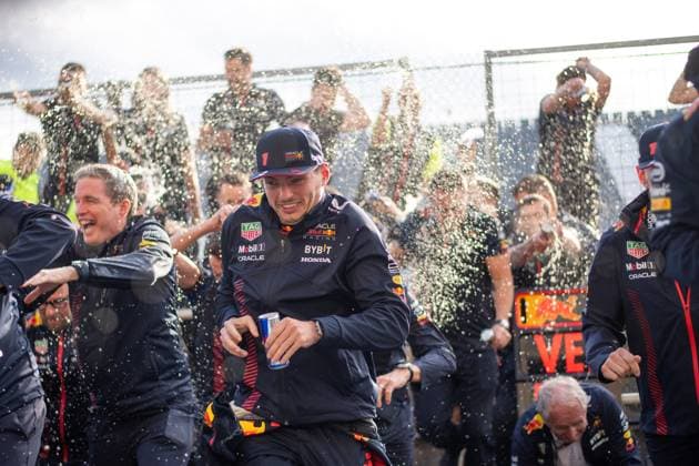 Max Verstappen (NED, Oracle Red Bull Racing, 01) und Team jubeln ueber den 100. Sieg von Red Bull, CAN, Formel 1 Weltmeisterschaft, Grand Prix von Kanada, Circuit de Gilles Villeneuve Montreal, Rennen, 18.06.2023 CAN, Formel 1 Weltmeisterschaft, Grand Prix von Kanada, Circuit de Gilles Villeneuve Montreal, Rennen, 18.06.2023 Montreal Copyright: xEibner Memmlerx EP_MMR