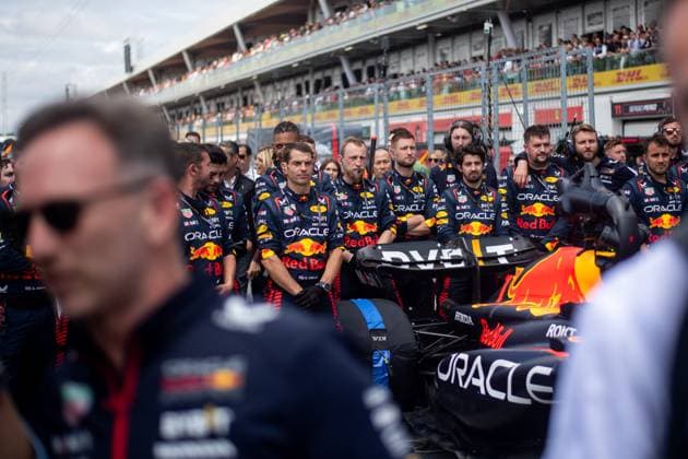 Mechaniker von Red Bull bei der kanadischen Nationalhymne, Startaufstellung, CAN, Formel 1 Weltmeisterschaft, Grand Prix von Kanada, Circuit de Gilles Villeneuve Montreal, Rennen, 18.06.2023 CAN, Formel 1 Weltmeisterschaft, Grand Prix von Kanada, Circuit de Gilles Villeneuve Montreal, Rennen, 18.06.2023 Montreal Copyright: xEibner Memmlerx EP_MMR