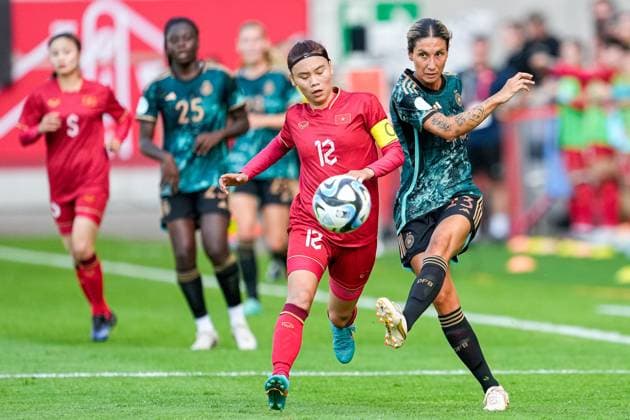 v.li.: Pham Hai Yen (Vietnam, 12), Sara Doorsoun-Khajeh (DFB-Frauen, 23), Zweikampf, Spielszene, Duell, duel, tackle, tackling, Dynamik, Action, Aktion, 24.06.2023, Offenbach am Main (Deutschland), Fussball, Länderspiel der Frauen, Deutschland - Vietnam, DFB DFL REGULATIONS PROHIBIT ANY USE OF PHOTOGRAPHS AS IMAGE SEQUENCES AND OR QUASI-VIDEO.