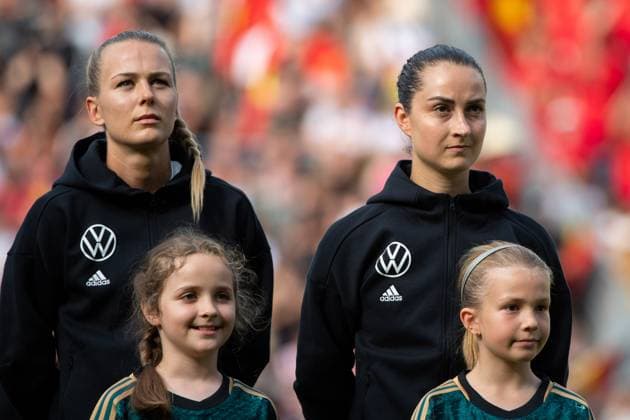 Merle Frohms (Deutschland, 01), Sara Daebritz (Deutschland, 13), bei der Nationalhymne, GER, Deutschland vs. Vietnam, DFB Fussball Frauen Nationalmannschaft, Freundschaftsspiel, Spielzeit 2022 2023, 24.06.2023 GER, Deutschland vs. Vietnam, DFB Fussball Frauen Nationalmannschaft, Freundschaftsspiel, Spielzeit 2022 2023, 24.06.2023 Offenbach Copyright: xEibner-Pressefoto Memmlerx EP_MMR