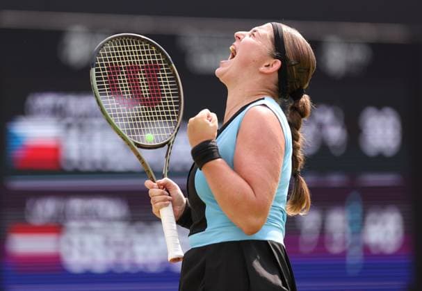 Sport Bilder des Tages Mandatory Credit: Photo by Ryan Browne Shutterstock (13977110ah) Jelena Ostapenko of Latvia celebrates winning the Rothesay Classic Trophy. Rothesay Classic, Day Seven, Tennis, Edgbaston Priory Club, Birmingham, UK - 25 Jun 2023 Rothesay Classic, Day Seven, Tennis, Edgbaston Priory Club, Birmingham, UK - 25 Jun 2023 Copyright: xRyanxBrowne Shutterstockx 13977110ah