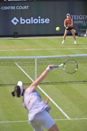 26.06.2023, xbrx, Tennis Bad Homburg Open WTA, Tennis Damen 250, emspor, v.l. Andreescu, Bianca (CAN), spielt den Ball, fokussiert, konzentriert, Kartal, Sonay (GBR) Bad Homburg