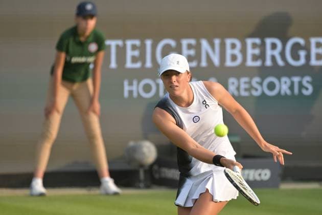 26.06.2023, xbrx, Tennis Bad Homburg Open WTA, Tennis Damen 250, emspor, v.l. Swiatek, Iga (POL), spielt den Ball, fokussiert, konzentriert, Aufwaermprogramm der Profis, warm up Bad Homburg