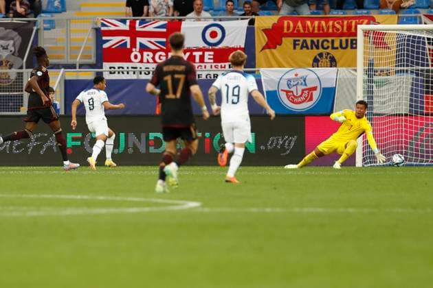 UEFA U21, U 21 EM, Deutschland - England, 3. Gruppenspiel, 28.06.2023, Batumi Cameron ARCHER ( 9, England) erzielt das erste fruehe Tor fuer England, UEFA U21-Fussball-Europameisterschaft in Rumaenien und Georgien, Deutschland - England, 3. Gruppenspiel, 28.06.2023, Batumi Copyright: xBEAUTIFULxSPORTS Meuselx