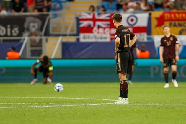 UEFA U21, U 21 EM, Deutschland - England, 3. Gruppenspiel, 28.06.2023, Batumi Noah WEISSHAUPT ( 17, Deutschland, SC Freiburg) schaut zu den jubelnden Englaendern, UEFA U21-Fussball-Europameisterschaft in Rumaenien und Georgien, Deutschland - England, 3. Gruppenspiel, 28.06.2023, Batumi Copyright: xBEAUTIFULxSPORTS Meuselx