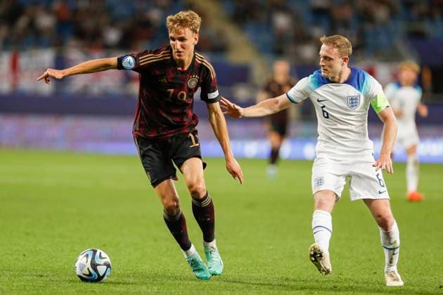 UEFA U21, U 21 EM, Deutschland - England, 3. Gruppenspiel, 28.06.2023, Batumi Nelson WEIPER ( 19, Deutschland, 1. FSV Mainz 05), Oliver SKIPP ( 6, England), UEFA U21-Fussball-Europameisterschaft in Rumaenien und Georgien, Deutschland - England, 3. Gruppenspiel, 28.06.2023, Batumi Copyright: xBEAUTIFULxSPORTS Meuselx