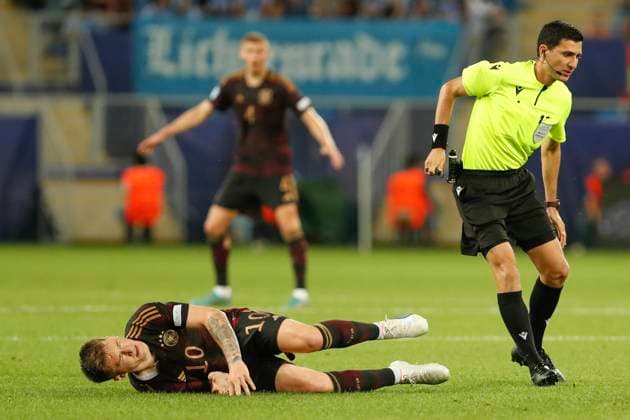 UEFA U21, U 21 EM, Deutschland - England, 3. Gruppenspiel, 28.06.2023, Batumi Angelo STILLER ( 10, Deutschland, TSG Hoffenheim) ist mit Schiedsrichter Aliyar AGAYEV kollidiert, UEFA U21-Fussball-Europameisterschaft in Rumaenien und Georgien, Deutschland - England, 3. Gruppenspiel, 28.06.2023, Batumi Copyright: xBEAUTIFULxSPORTS Meuselx
