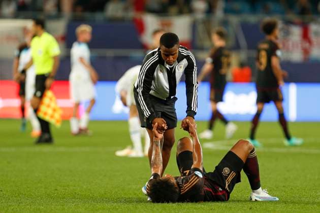 UEFA U21, U 21 EM, Deutschland - England, 3. Gruppenspiel, 28.06.2023, Batumi Youssoufa MOUKOKO ( 11, Deutschland, Borussia Dortmund) troestet Jessic NGANKAM ( 20, Deutschland, Hertha BSC), UEFA U21-Fussball-Europameisterschaft in Rumaenien und Georgien, Deutschland - England, 3. Gruppenspiel, 28.06.2023, Batumi Copyright: xBEAUTIFULxSPORTS Meuselx