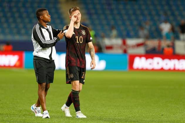 UEFA U21, U 21 EM, Deutschland - England, 3. Gruppenspiel, 28.06.2023, Batumi Youssoufa MOUKOKO ( 11, Deutschland, Borussia Dortmund) troestet Angelo STILLER ( 10, Deutschland, TSG Hoffenheim), UEFA U21-Fussball-Europameisterschaft in Rumaenien und Georgien, Deutschland - England, 3. Gruppenspiel, 28.06.2023, Batumi Copyright: xBEAUTIFULxSPORTS Meuselx