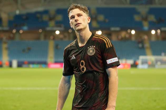 UEFA U21, U 21 EM, Deutschland - England, 3. Gruppenspiel, 28.06.2023, Batumi Yannik KEITEL ( 8, Deutschland, SC Freiburg) stellt sich den Fans, UEFA U21-Fussball-Europameisterschaft in Rumaenien und Georgien, Deutschland - England, 3. Gruppenspiel, 28.06.2023, Batumi Copyright: xBEAUTIFULxSPORTS Meuselx