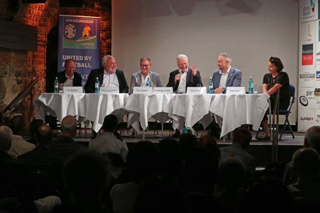 Tourismusfruehstueck: EURO 2024, Spielort Leipzig, 28.06.2023 Podium von links: Perry Braeutigam (RB Leipzig, Rasenballsport, Klubrepraesentant), Prof. Dr. Joerg Junhold (Direktor ZOO Leipzig, Botschafter fuer Nachhaltigkeit), Hermann Winkler (Praesident Saechsischer Fussball-Verband SFV, Praesident Nordostdeutscher Fussballverband NOFV, Vizepraesident DFB), Moderator Dr. Helge-Heinz Heinker, Stefan Schedler (Stadt Leipzig, Gesamtprojektleiter fuer die UEFA EURO, EM, Europameisterschaft,Fussball 2024), Katharina Baum (Olympia Leipzig GmbH, Prokuristin) beim 222. Tourismusfruehstueck am 28.06.2023 in der Moritzbastei Leipzig zum Thema: Anstoss EURO 2024 - Wo steht der Spielort Leipzig ein Jahr vor der Fussball-EM? Copyright: xBEAUTIFULxSPORTS JanxKaeferx