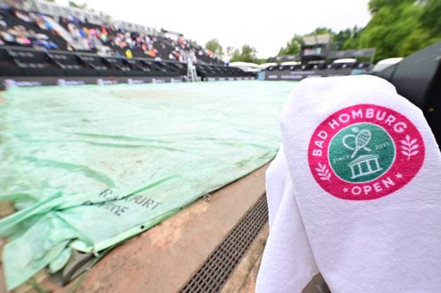 01.07.2023, xbrx, Tennis Bad Homburg Open WTA, Tennis Damen 250, emspor, v.l. FINALS, Regenpause, Stadionansicht, Innenraum, Rasen, Abdeckung Bad Homburg