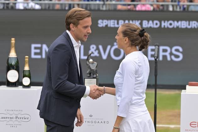 01.07.2023, xbrx, Tennis Bad Homburg Open WTA, Tennis Damen 250, emspor, v.l. FINALS, Aljoscha Thron (Turnierdirektor), Bronzetti, Lucia (ITA), 2. platz, 2nd place, Siegerehrung, ceremony Bad Homburg