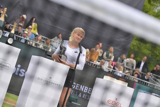 01.07.2023, xbrx, Tennis Bad Homburg Open WTA, Tennis Damen 250, emspor, v.l. FINALS, Siegerehrung, ceremony, 1. platz, 1st place, winner, siegerin, Siniakova, Katerina (CZE), laechelt, laecheln, Lachen, smile, trophaee, trophy Bad Homburg