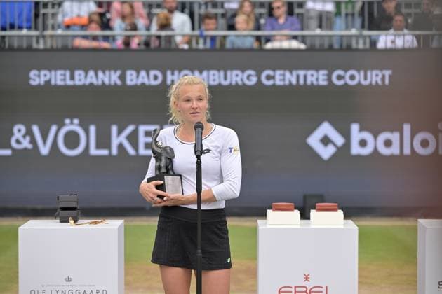 01.07.2023, xbrx, Tennis Bad Homburg Open WTA, Tennis Damen 250, emspor, v.l. FINALS, Siegerehrung, ceremony, 1. platz, 1st place, winner, siegerin, Siniakova, Katerina (CZE), laechelt, laecheln, Lachen, smile, trophaee, trophy Bad Homburg