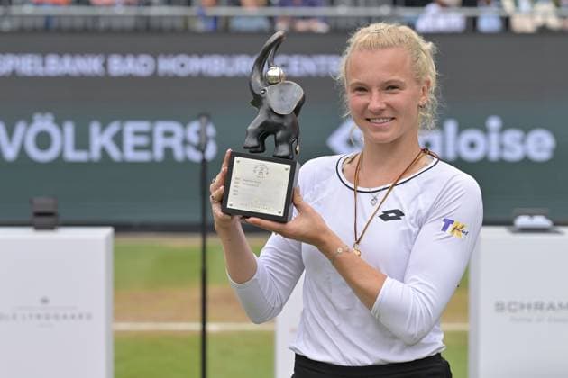01.07.2023, xbrx, Tennis Bad Homburg Open WTA, Tennis Damen 250, emspor, v.l. FINALS, Siegerehrung, ceremony, 1. platz, 1st place, winner, siegerin, Siniakova, Katerina (CZE), laechelt, laecheln, Lachen, smile, trophaee, trophy Bad Homburg