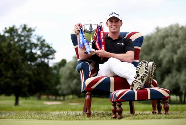 Sport Bilder des Tages Mandatory Credit: Photo by James Marsh Shutterstock (13987427bl) Daniel Hillier of New Zealand celebrates with the trophy after winning the tournament. Betfred British Masters, Day Four, Golf, The Belfry Golf Club, Sutton Coldfield, UK - 02 Jul 2023 Betfred British Masters, Day Four, Golf, The Belfry Golf Club, Sutton Coldfield, UK - 02 Jul 2023 Copyright: xJamesxMarsh Shutterstockx 13987427bl