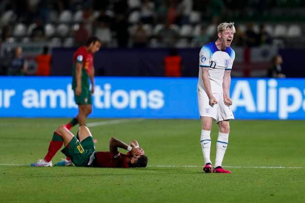 UEFA U21, U 21 EM, England - Portugal, Viertelfinale, 02.07.2023, Kutaissi Anthony GORDON ( 11, England) schreit die Freude über den Einzug ins Halbfinale heraus, Jose CARLOS ( 13, Portugal) liegt traurig am Boden, UEFA U21-Fussball-Europameisterschaft in Rumaenien und Georgien, England - Portugal, Viertelfinale, 02.07.2023, Ramas-Schengelia-Stadion, Kutaissi Copyright: xBEAUTIFULxSPORTS Meuselx