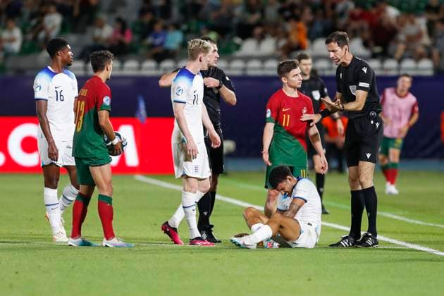 UEFA U21, U 21 EM, England - Portugal, Viertelfinale, 02.07.2023, Kutaissi Francisco CONCEICAO ( 11, Portugal) beschwert sich, dass Morgan GIBBS-WHITE ( 7, England) so lange am Boden liegt, UEFA U21-Fussball-Europameisterschaft in Rumaenien und Georgien, England - Portugal, Viertelfinale, 02.07.2023, Ramas-Schengelia-Stadion, Kutaissi Copyright: xBEAUTIFULxSPORTS Meuselx