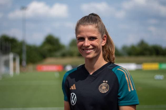 Tabea Sellner (Deutschland, 15, geborene Waßmuth) lacht, GER, DFB Fussball Frauen Nationalmannschaft, Oeffentliches Training, FIFA WM Vorbereitung 2023 in Herzogenaurach, 04.07.2023 GER, DFB Fussball Frauen Nationalmannschaft, Oeffentliches Training, FIFA WM Vorbereitung 2023 in Herzogenaurach, 04.07.2023 Herzogenaurach Copyright: xEibner-Pressefoto Memmlerx EP_MMR