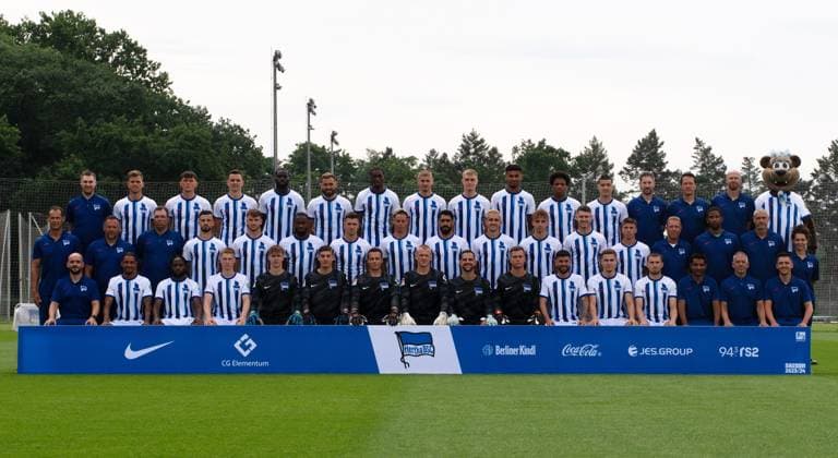 Hertha BSC; 2. Bundesliga, Porträttermin 2023 2024, Mannschaftsfoto, hi. Reihe v.li.: Spielanalyst Etienne Dzwonkowsky (Hertha BSC), Florian Niederlechner (Hertha BSC), Fabian Reese (Hertha BSC), Filip Uremovic (Hertha BSC), Wilfried Kanga (Hertha BSC), Lucas Tousart (Hertha BSC), Kelian Nsona (Hertha BSC), Marton Dardai (Hertha BSC), Tony Rölke (Hertha BSC), Joel da Silva Kiala (Hertha BSC), Jessic Ngankam (Hertha BSC), Ibrahim Maza (Hertha BSC), Athletiktrainer Hendrik Vieth (Hertha BSC), Athletiktrainer Henrik Kuchno (Hertha BSC), Spielanalyst Gabor Ruhr (Hertha BSC), Maskottchen Herthinho mi. Reihe v.li.: Co-Trainer Tamas Bodog (Hertha BSC), Trainer Pal Dardai (Hertha BSC), Torwarttrainer Andreas Menger (Hertha BSC), Mesut Kesik (Hertha BSC), Pascal Klemens (Hertha BSC), Myziane Maolida (Hertha BSC), Krzysztof Piatek (Hertha BSC), Derry Scherhant (Hertha BSC), Tolga Cigerci (Hertha BSC), Marc Oliver Kempf (Hertha BSC), Veit Stange (Hertha BSC), Linus Gechter (Hertha BSC), Gustav Christensen (Hertha BSC), Physiotherapeut Jürgen Lange (Hertha BSC), Physiotherapeut Frederick Syna (Hertha BSC), Zeugwart Hendrik Herzog (Hertha BSC), Physiotherapeutin Anne Kaube (Hertha BSC) unt. Reihe v.li.: Co-Trainer Admir Hamzagic (Hertha BSC), Jeremy Dudziak (Hertha BSC), Deyovaisio Zeefuik (Hertha BSC), Julian Eitschberger (Hertha BSC), Torhüter Tim Goller (Hertha BSC), Torhüter Robert Kwasigroch (Hertha BSC), Torhüter Alexander Schwolow (Hertha BSC), Torhüter Oliver Christensen (Hertha BSC), Torhüter Marius Gersbeck (Hertha BSC), Torhüter Tjark Ernst (Hertha BSC), Marco Richter (Hertha BSC), Marten Winkler (Hertha BSC), Jonjoe Kenny (Hertha BSC), Leiter Teammanagement Sami Allagui (Hertha BSC), Zeugwart Robert Abramczyk (Hertha BSC), Teammanager Maximilian Fürst (Hertha BSC) 05.07. 2023, Copyright: xSebastianxRäppold MatthiasxKochx