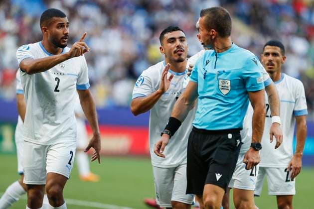 UEFA U21, U 21 EM, England - Israel, Halbfinale, 05.07.2023, Batumi Die israelischen Spieler beschweren sich ueber den Elfmeterpfiff, UEFA U21-Fussball-Europameisterschaft in Rumaenien und Georgien, England - Israel, Halbfinale, 05.07.2023, Adjarabet Arena, Batumi Copyright: xBEAUTIFULxSPORTS Meuselx