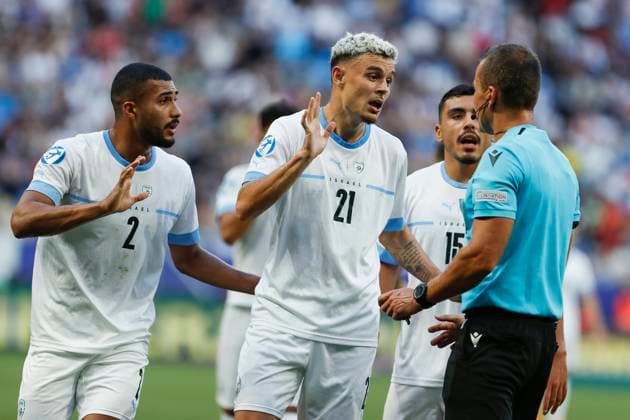 UEFA U21, U 21 EM, England - Israel, Halbfinale, 05.07.2023, Batumi Die israelischen Spieler beschweren sich ueber den Elfmeterpfiff, UEFA U21-Fussball-Europameisterschaft in Rumaenien und Georgien, England - Israel, Halbfinale, 05.07.2023, Adjarabet Arena, Batumi Copyright: xBEAUTIFULxSPORTS Meuselx