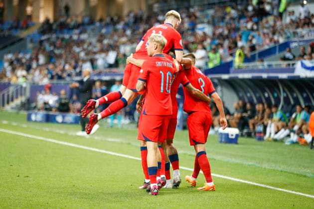 UEFA U21, U 21 EM, England - Israel, Halbfinale, 05.07.2023, Batumi Die Englaender bejubeln das Tor von Morgan GIBBS-WHITE ( 7, England), UEFA U21-Fussball-Europameisterschaft in Rumaenien und Georgien, England - Israel, Halbfinale, 05.07.2023, Adjarabet Arena, Batumi Copyright: xBEAUTIFULxSPORTS Meuselx