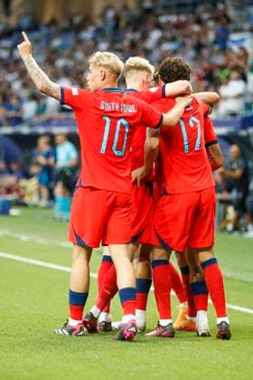 UEFA U21, U 21 EM, England - Israel, Halbfinale, 05.07.2023, Batumi Die Englaender bejubeln das Tor von Morgan GIBBS-WHITE ( 7, England), UEFA U21-Fussball-Europameisterschaft in Rumaenien und Georgien, England - Israel, Halbfinale, 05.07.2023, Adjarabet Arena, Batumi Copyright: xBEAUTIFULxSPORTS Meuselx