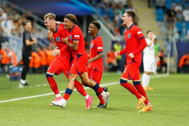 UEFA U21, U 21 EM, England - Israel, Halbfinale, 05.07.2023, Batumi Die Engländer bejubeln das zweite Tor durch Cole PALMER ( 20, England) nach Videobeweos, UEFA U21-Fussball-Europameisterschaft in Rumaenien und Georgien, England - Israel, Halbfinale, 05.07.2023, Adjarabet Arena, Batumi Copyright: xBEAUTIFULxSPORTS Meuselx