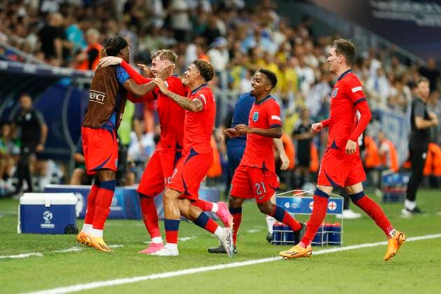 Sport Bilder des Tages UEFA U21, U 21 EM, England - Israel, Halbfinale, 05.07.2023, Batumi Die Engländer bejubeln das zweite Tor durch Cole PALMER ( 20, England) nach Videobeweos, UEFA U21-Fussball-Europameisterschaft in Rumaenien und Georgien, England - Israel, Halbfinale, 05.07.2023, Adjarabet Arena, Batumi Copyright: xBEAUTIFULxSPORTS Meuselx