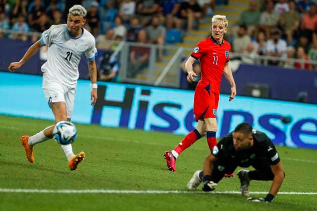 UEFA U21, U 21 EM, England - Israel, Halbfinale, 05.07.2023, Batumi Tomer TZARFATI ( 23, Israel) pariert gegen Anthony GORDON ( 11, England), UEFA U21-Fussball-Europameisterschaft in Rumaenien und Georgien, England - Israel, Halbfinale, 05.07.2023, Adjarabet Arena, Batumi Copyright: xBEAUTIFULxSPORTS Meuselx