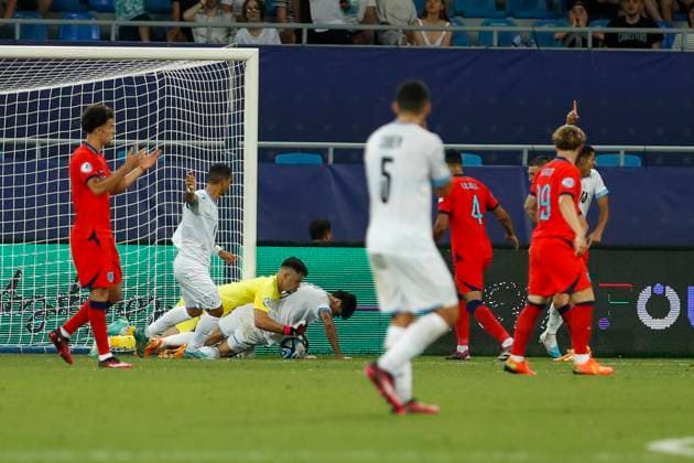 UEFA U21, U 21 EM, England - Israel, Halbfinale, 05.07.2023, Batumi James TRAFFORD ( 1, England) am Boden mit Omri GANDELMAN ( 6, Israel), UEFA U21-Fussball-Europameisterschaft in Rumaenien und Georgien, England - Israel, Halbfinale, 05.07.2023, Adjarabet Arena, Batumi Copyright: xBEAUTIFULxSPORTS Meuselx