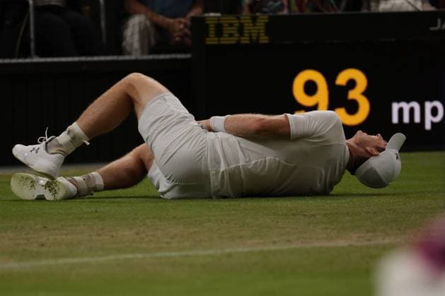 2023 Wimbledon Tournament LONDRES, LO - 06.07.2023: 2023 WIMBLEDON TOURNAMENT - The Greek Stefanos Tsitsipas, 5th in the ATP, Tennis Herren ranking, faces the British Andy Murray this Thursday afternoon, 06, during the Wimbledon Tournament, in England. Murray, at one point closing the match, felt his leg and had to leave the match with the injury. The game will resume tomorrow, 07. (Photo: Andre Chaco Fotoarena) x2398191x AndrexChaco