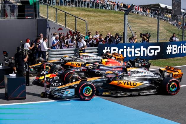 01 VERSTAPPEN Max (nld), Red Bull Racing RB19, action 04 NORRIS Lando (gbr), McLaren F1 Team MCL60, action 81 PIASTRI Oscar (aus), McLaren F1 Team MCL60, action during the 2023 Formula 1 Aramco British Grand Prix, 10th round of the 2023 Formula One World Championship, WM, Weltmeisterschaft from July 7 to 9, 2023 on the Silverstone Circuit, in Silverstone, United Kingdom - F1 - BRITISH GRAND PRIX 2023 DPPI Panoramic 00123024__R5_9056