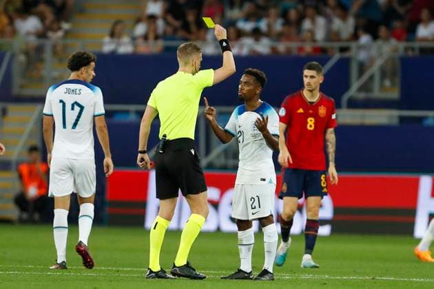 UEFA U21, U 21 EM, England - Spanien, Finale, 08.07.2023, Batumi Angel GOMES ( 21, England) sieht die gelbe Karte, UEFA U21-Fussball-Europameisterschaft in Rumaenien und Georgien, England - Spanien, Finale, 08.07.2023, Adjarabet Arena, Batumi Copyright: xBEAUTIFULxSPORTS Meuselx